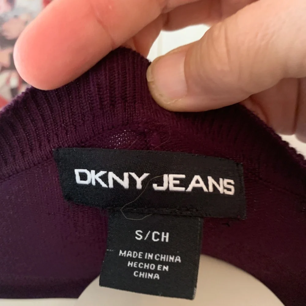 DKNY jeans‎ plum colored v neck sweater with stretch. Worn 1x